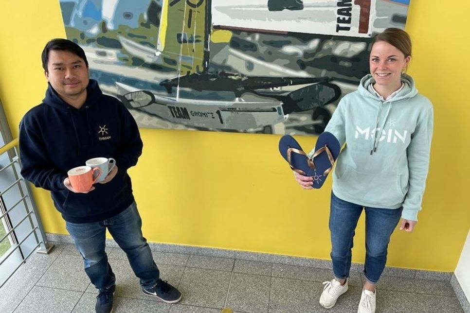 Thuan Nguyen und Jacqueline Felsmann aus der Marketingabteilung des TSG. Der Onlineshop ist unter www.grömitzshop.de erreichbar.