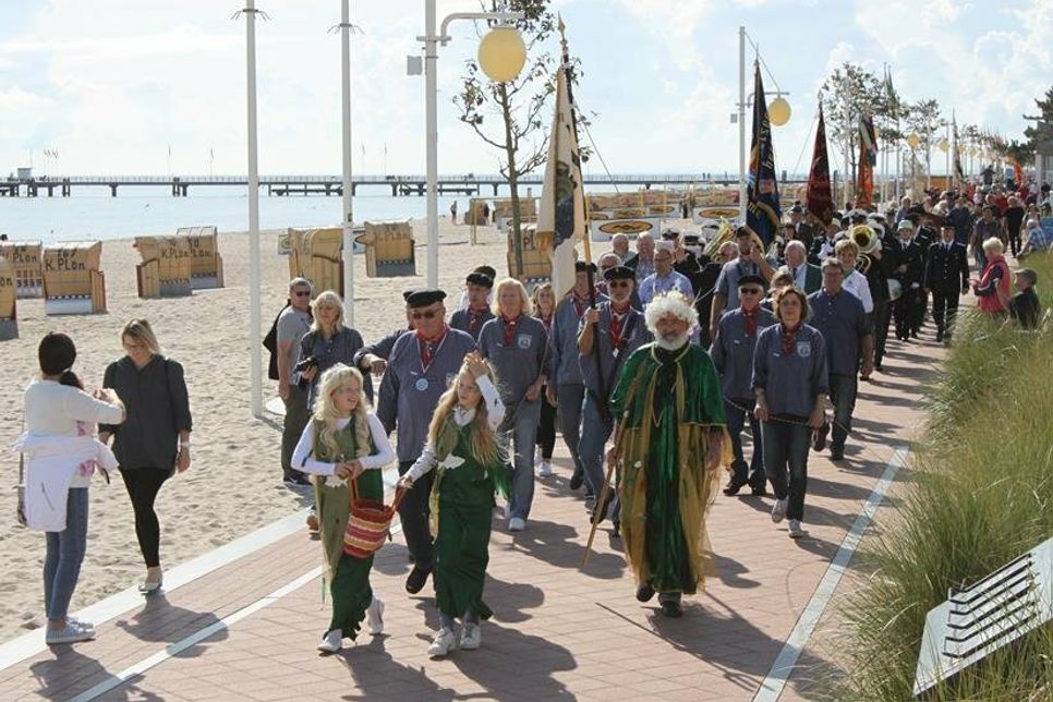 Der imposante, farbenprächtige Umzug führt am Sonntag zum Ende hin über die Strandpromenade bis zur Fischerhütte.