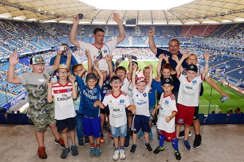Ein unvergessliches Erlebnis. Die F1-Kicker des TSV Lensahn mit dem Trainerteam bei einem Spiel des HSV im Volksparkstadion.