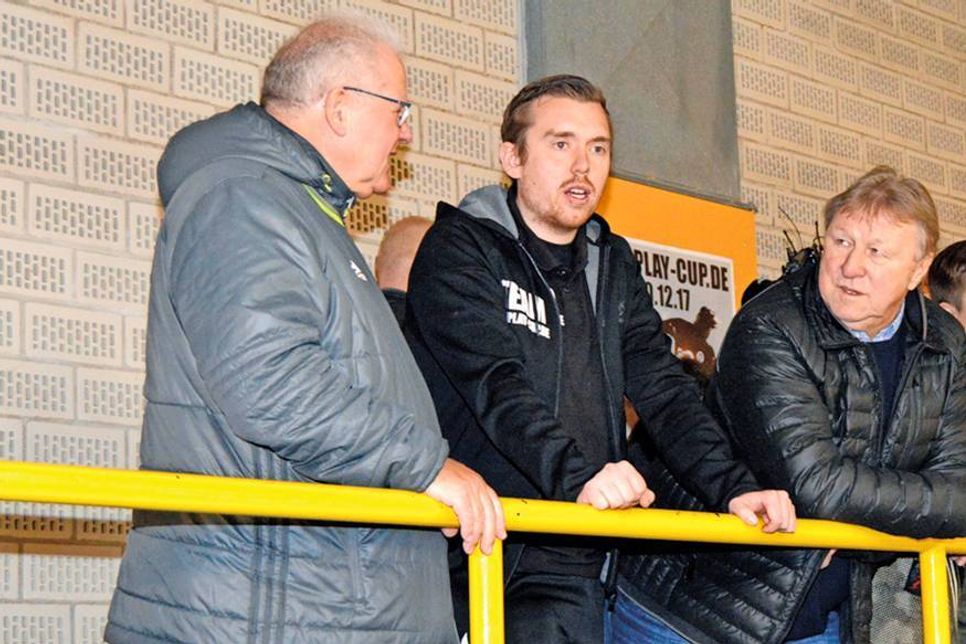 Prominente Gäste: Turnier-Organisator Tim Schlichting (m.) im Gespräch mit Hans-Ludwig Meyer (l.), Präsident des Schleswig-Holsteinischen Fußballverbandes, und DFB-Sportdirektor Horst Hrubesch. (Foto: Stefan Setje-Eilers)