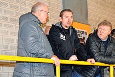 Prominente Gäste: Turnier-Organisator Tim Schlichting (m.) im Gespräch mit Hans-Ludwig Meyer (l.), Präsident des Schleswig-Holsteinischen Fußballverbandes, und DFB-Sportdirektor Horst Hrubesch. (Foto: Stefan Setje-Eilers)
