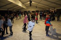 Die Eisbahn verspricht Spaß für die ganze Familie.