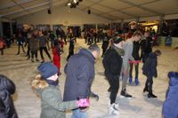 Die Eisbahn verspricht Spaß für die ganze Familie.