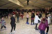 Die Eisbahn verspricht Spaß für die ganze Familie.