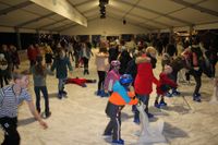 Die Eisbahn verspricht Spaß für die ganze Familie.