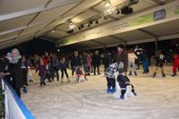 Die Eisbahn verspricht Spaß für die ganze Familie.