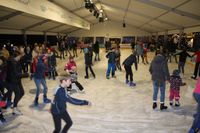Die Eisbahn verspricht Spaß für die ganze Familie.