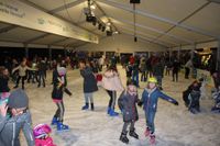 Die Eisbahn verspricht Spaß für die ganze Familie.