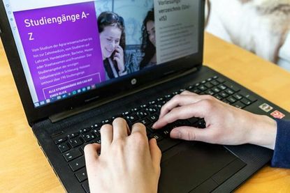 Lernen am heimischen Schreibtisch statt im Hörsaal, im Seminarraum oder in der Bibliothek - für viele Studierende ist das der Alltag.