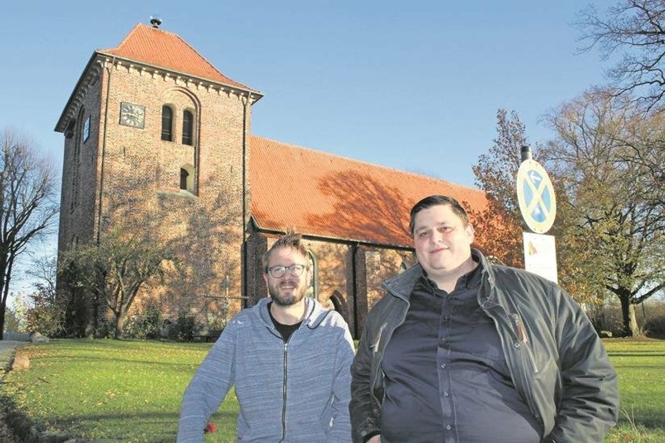 Alexander Löhr (lks.) und Vadim König richten den Weihnachtsmarkt zum fünften Mal aus.