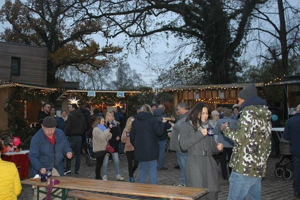 Ohne Hektik, in aller Ruhe und Gemütlichkeit können die Besucher die Angebote des Lensahner Weihnachtsmarktes genießen.