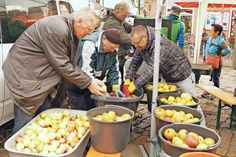 Viele fleißige Hände wuschen die Äpfel bevor sie gehäckselt wurden.