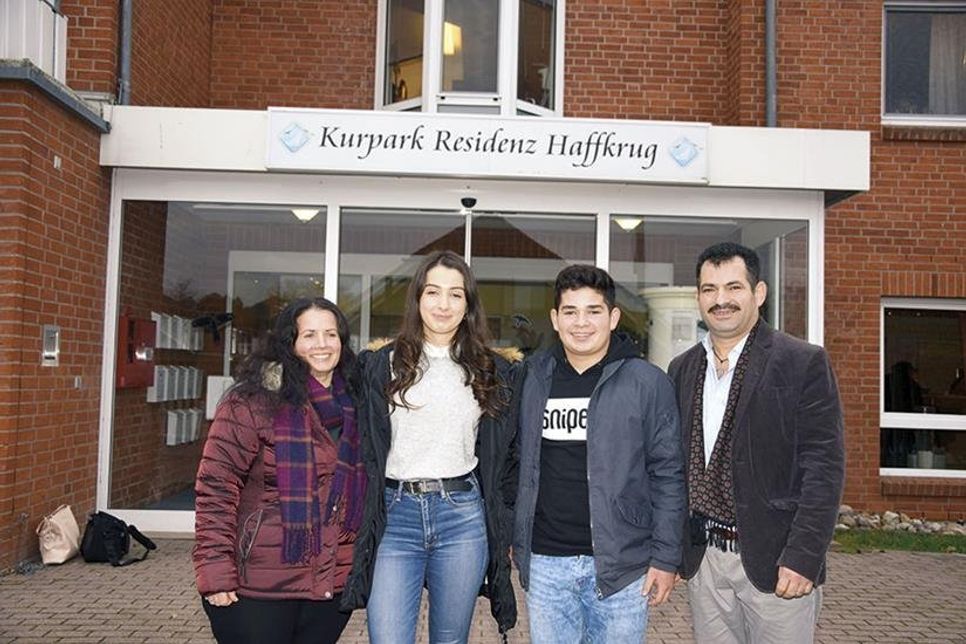 Mira Kola (links) und ihr Mann Lulash (rechts) freuen sich mit ihren Kindern Denisa und Lorenc, dass sie vorerst in Deutschland bleiben dürfen. Auf dem Foto fehlt Rudolfo, der sich während des Pressetermins auf einem Lehrgang befand. (Foto: Eknad)