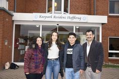 Mira Kola (links) und ihr Mann Lulash (rechts) freuen sich mit ihren Kindern Denisa und Lorenc, dass sie vorerst in Deutschland bleiben dürfen. Auf dem Foto fehlt Rudolfo, der sich während des Pressetermins auf einem Lehrgang befand. (Foto: Eknad)