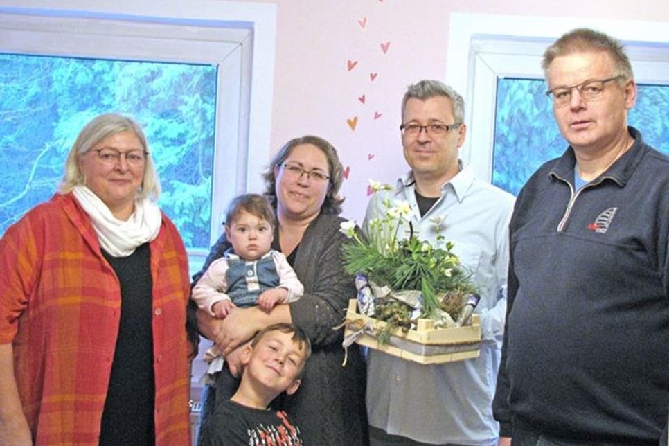 Bei der Spendenübergabe: Carola Heitmann-Bacza (Dorfvorstand), Marie, Paul und Sandra und Lars Sobolewski und Uwe Thienemann (Dorfvorstand).