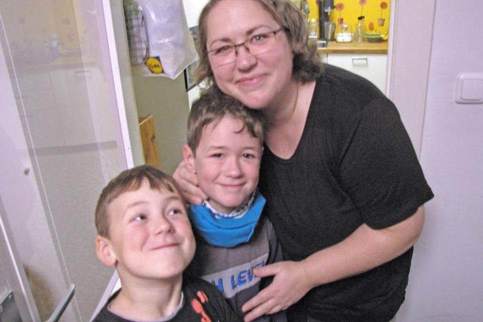 Maries Brüder Paul und Max mit Mama Sandra Sobolewski.