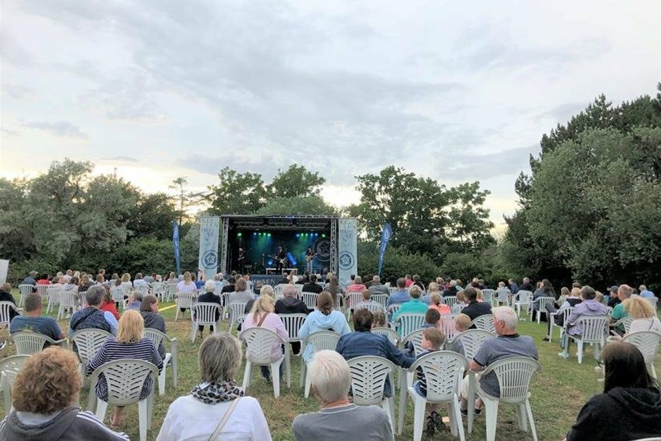 Auf der Schwimmbadwiese spielte am vergangenen Dienstag 6. Juli) die Band „Maniax“ vor insgesamt 300 Besuchern.