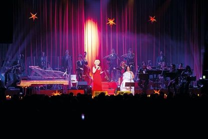 Das Publikum darf sich auf ein festliches Weihnachtkonzert, unter anderen mit den Sängerinnen Nicole Mühle und Nathalie Dorra, freuen.