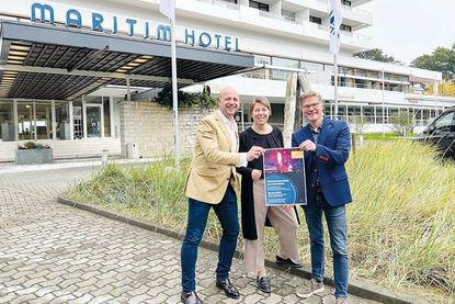 Musiker Maximilian Kraft (links), Bandleader von „Max and Friends“, freut sich mit Manja Brandt, stv. Hoteldirektorin, und Tourismuschef Joachim Nitz auf das Weihnachtskonzert am 22. Dezember.