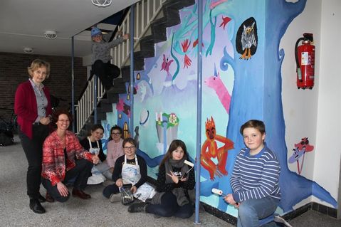 Mittelstufen-Koordinatorin Silke Pries, Künstlerin Anne Kraatz (v. lks.) und die Schüler aus dem „Offenen Ganztag“ haben sich wieder kreativ verwirklicht.