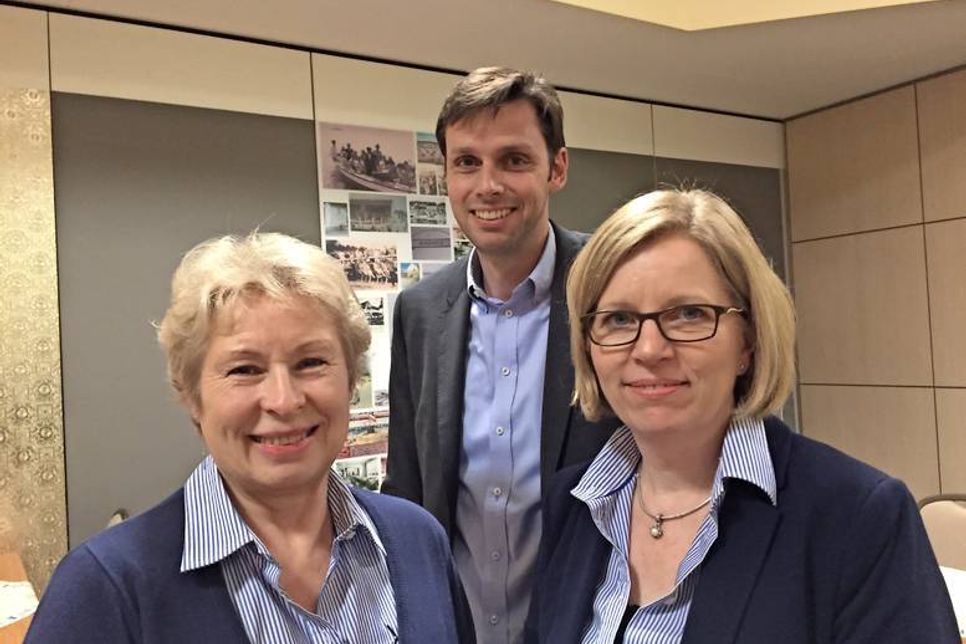 Anja Drögemüller, Sebastian Erb und Hanna Iwanski machen das Online-Meldeverfahren zum Thema auf dem Grömitzer Gastgebertag.
