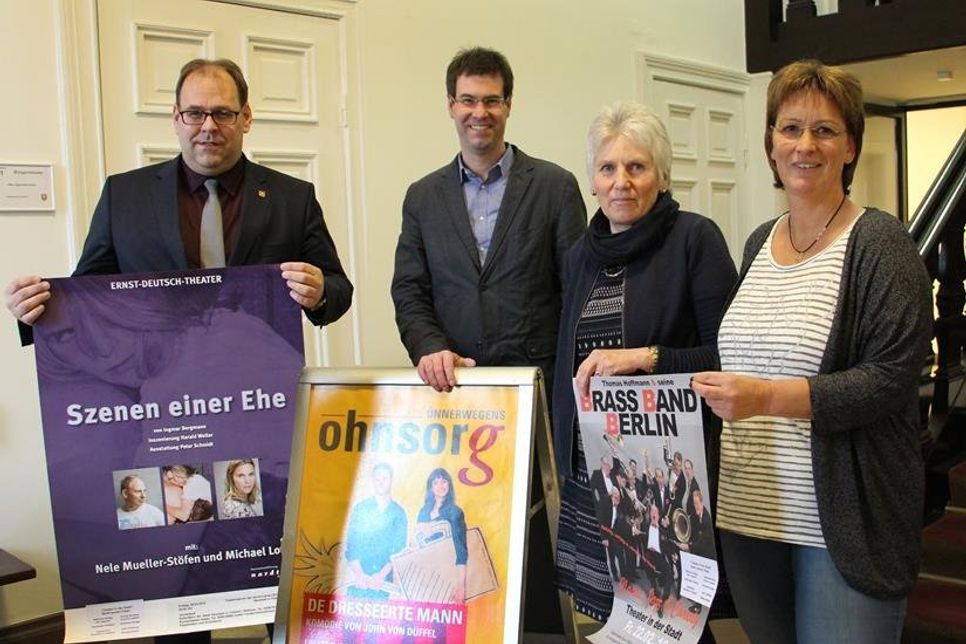 Beate Weidemann (re.) mit ihrer Vorgängerin Gabriele Nellies sowie dem Amtsleiter des Amtes für gesellschaftliche Angelegenheiten Klaas Raloff und Bürgermeister Mirko Spieckermann (v. re.).