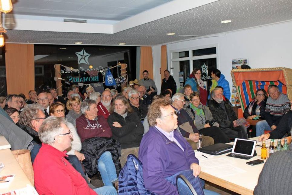 Großer Andrang bei der Gemeindevertretung im Gästeservice-Raum.