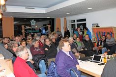 Großer Andrang bei der Gemeindevertretung im Gästeservice-Raum.