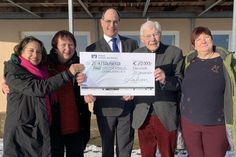 10.000 Euro Spendensumme sorgten für strahlende Gesichter bei allen Beteiligten: Magdalena Gatta (BUND Umwelthaus), Annette Schmitz (Vorsitzende des Vereins Beistand am Lebensende), Stefan Frahm (VR Bank), Klaus Krohn (Vorsitzender AWO) und Regina Frahm (Schatzmeisterin AWO; v. lks.).