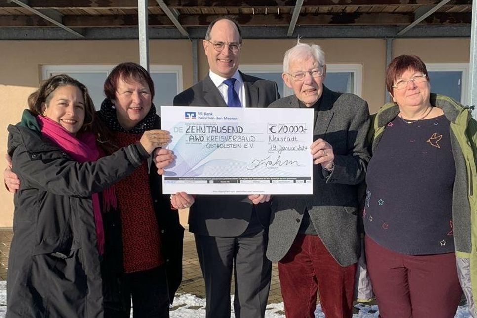 10.000 Euro Spendensumme sorgten für strahlende Gesichter bei allen Beteiligten: Magdalena Gatta (BUND Umwelthaus), Annette Schmitz (Vorsitzende des Vereins Beistand am Lebensende), Stefan Frahm (VR Bank), Klaus Krohn (Vorsitzender AWO) und Regina Frahm (Schatzmeisterin AWO; v. lks.).