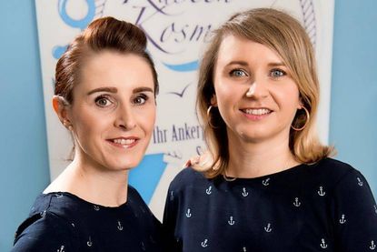 Sonja Schwarz (lks.) mit ihrer neuen Kollegin Oriana Beck.