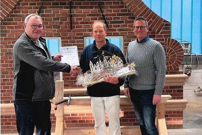 Obermeister Jörg Specht, Jubilar Bruno Deutschmann und Geschäftsführer Carsten Bruhn. (v. lks.).