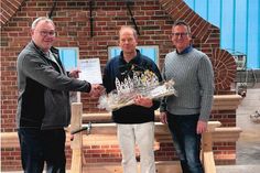 Obermeister Jörg Specht, Jubilar Bruno Deutschmann und Geschäftsführer Carsten Bruhn. (v. lks.).