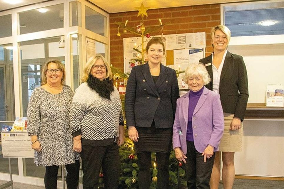 Auftakt der Wunschbaum-Aktion im Stockelsdorfer Rathaus (v.l.): Marlis Schütt (Gemeindeverwaltung Stockelsdorf), Christian Westfehling (AWO Bad Schwartau), Bürgermeisterin Julia Samtleben, Hildegard Engelbrecht (Tafel Bad Schwartau) und Christina Hinz (Sparkasse Stockelsdorf).