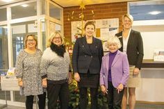 Auftakt der Wunschbaum-Aktion im Stockelsdorfer Rathaus (v.l.): Marlis Schütt (Gemeindeverwaltung Stockelsdorf), Christian Westfehling (AWO Bad Schwartau), Bürgermeisterin Julia Samtleben, Hildegard Engelbrecht (Tafel Bad Schwartau) und Christina Hinz (Sparkasse Stockelsdorf).
