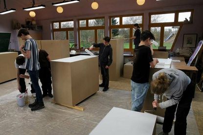 Bühnenbild und Requisiten wurden eigenständig hergestellt.