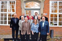 Die Gründungsmitglieder der neuen „Bürgerstiftung Stockelsdorf“: Werner Prühs (hinten von links), Manfred Beckmann, Jan Clauß, Siegfried Hoelge; Klaus Wilck (zweite Reihe von links), Jörg Schumacher, Jens Teichert und Bernd Sorgenfrei; davor Volker Olbers (von links), Angela Prühs und Harald Werner. Stockelsdorfs Bürgermeisterin Brigitte Rahlf-Behrmann war erkrankt. (Foto: Eknad)