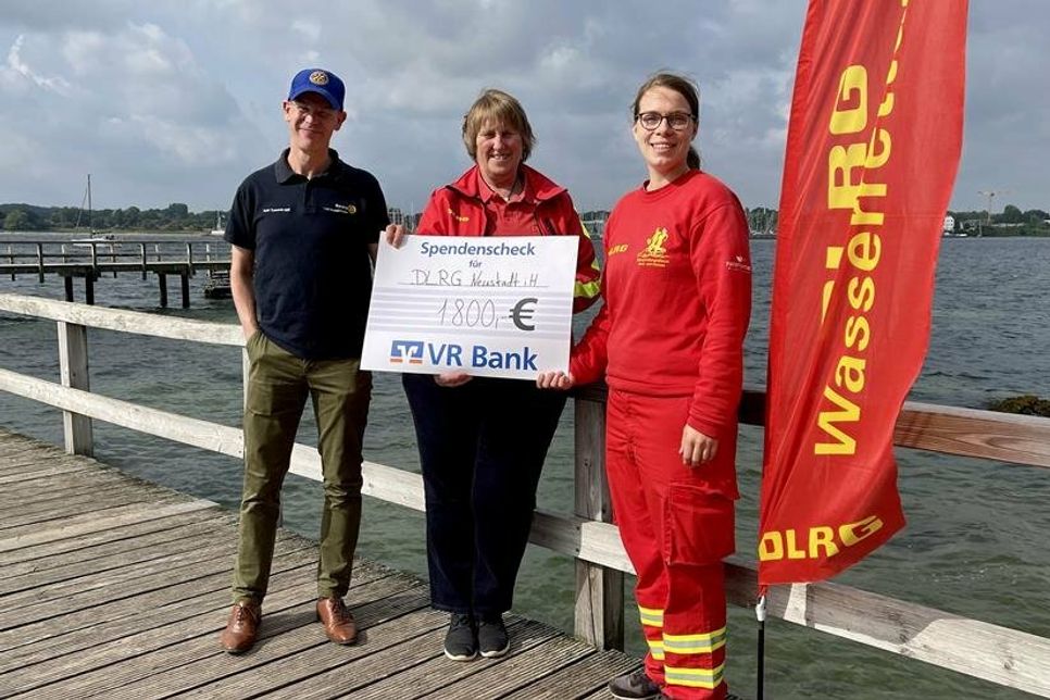 Axel Sommerlatt, Präsident des Rotary Clubs Neustadt-Ostsee; Regina Block, Vorsitzende der DLRG Ortsgruppe Neustadt; Fredericke Block, stellvertretende technische Leitung - Ausbildung Einsatz (v. lks.).