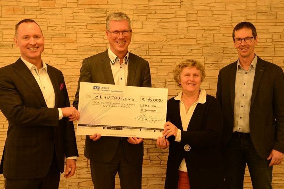 Co-Vorstandssprecher Lars Nissen, Prokurist der VR Bank zwischen den Meeren Ulf Braune, Vorsitzende des Kinderschutzbundes Mechtild Piechulla sowie Geschäftsführer des Kinderschutzbundes Henning Reimann (v. lks.) bei der Spendenübergabe.