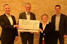 Co-Vorstandssprecher Lars Nissen, Prokurist der VR Bank zwischen den Meeren Ulf Braune, Vorsitzende des Kinderschutzbundes Mechtild Piechulla sowie Geschäftsführer des Kinderschutzbundes Henning Reimann (v. lks.) bei der Spendenübergabe.