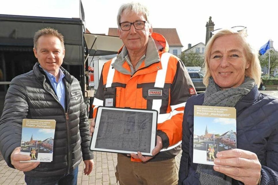Auf einem Rundgang informierten Fachdienstleisterin Karen Dyck, Schachtmeister Klaus Berger und Bürgermeister Carsten Behnk über die am 11. Oktober beginnende Umgestaltung des Eutiner Marktplatzes. Gute Nachricht: Es kann schneller gehen als ursprünglich gedacht.