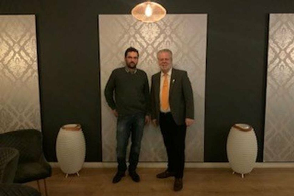 Max Reimers (lks.) mit seinem Vorgänger Rainer Holtz.