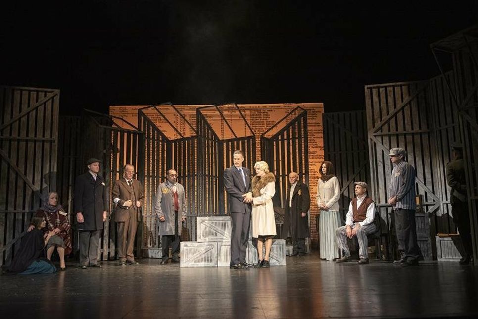 Die Schauspielerinnen und Schauspieler lassen den Geist Oskar Schindlers auf der Bühne wieder lebendig werden. (Foto: imagemoove)