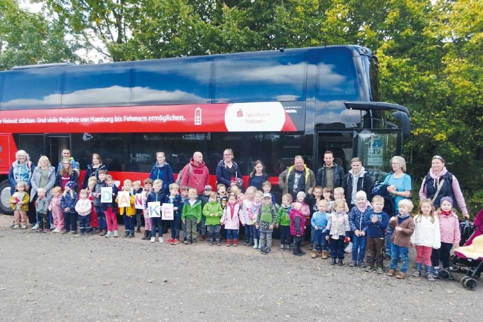 Als Dankeschön an alle, die diesen Tag möglich gemacht haben, stellten sich die Museumsbesucher aus Ratekau zum Gruppenfoto auf.