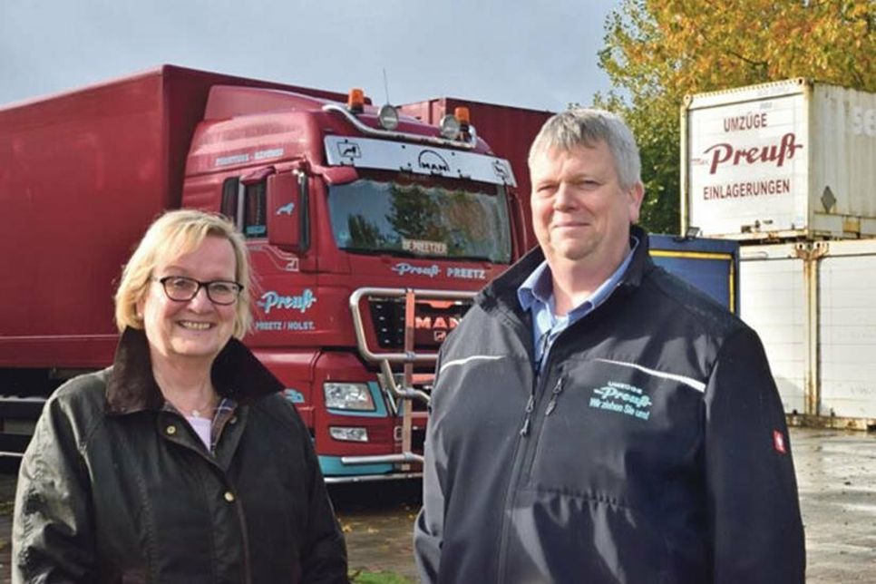 Petra und Sven Bohnhoff, Firma Umzüge Preuß, rufen zur Teilnahme an der Benefizaktion „Küstenkiste“ auf. Im Dezember rollt der Lkw mit den gespendeten Weihnachtsgeschenken nach Dernau im Ahrtal.