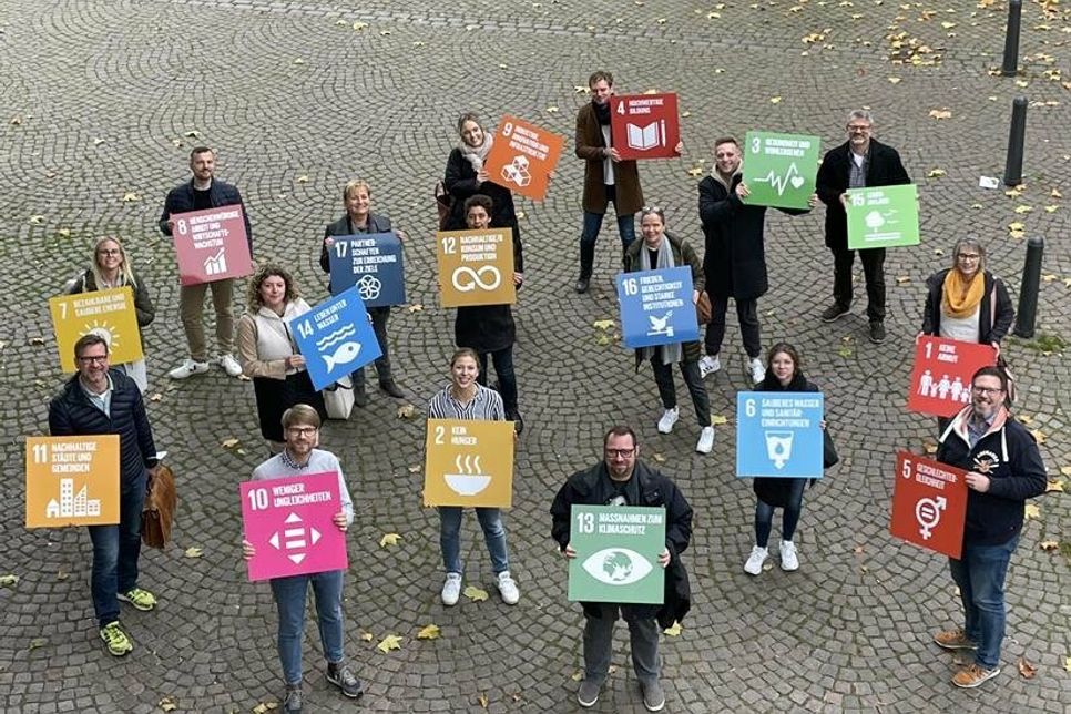 Vielfältig: Die Workshopteilnehmerinnen und -teilnehmer präsentieren die 17 Ziele für nachhaltige Entwicklung der Agenda 2030.