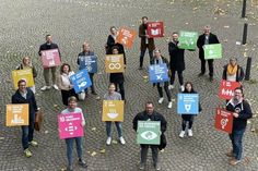 Vielfältig: Die Workshopteilnehmerinnen und -teilnehmer präsentieren die 17 Ziele für nachhaltige Entwicklung der Agenda 2030.