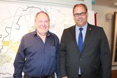 Norbert Kahl (lks.) von der Geschichtswerkstatt führte auch Bürgermeister Mirko Spieckermann durch die Ausstellung.