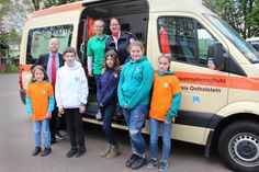 Jörn Faase von der Sparkasse Holstein, Jugendrotkreuz-Leiterin Jennifer Lossau sowie Helga Behrens vom Präsidium des DRK Ostholstein (hi. v. lks.) mit einer Workshopgruppe.