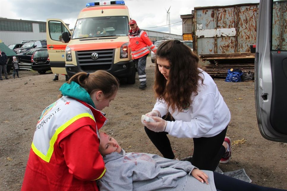 Die Jugendlichen mussten sich bis zum Eintreffen des Rettungsdienstes um die „Verletzten“ kümmern.